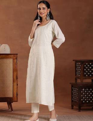 women floral embroidered kurta with trousers & dupatta 5
