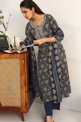 women floral printed regular thread work kurta with trousers & with dupatta