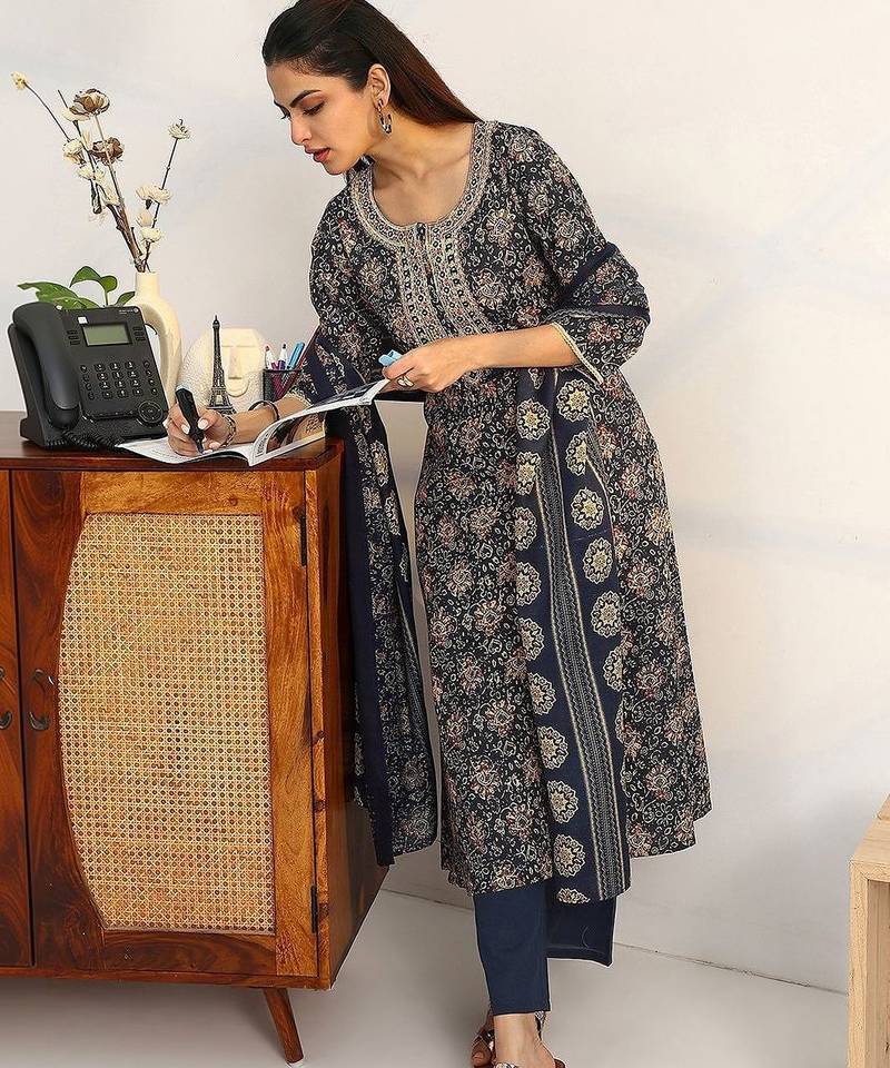women floral printed regular thread work kurta with trousers & with dupatta
