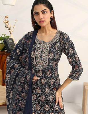 women floral printed regular thread work kurta with trousers & with dupatta 4