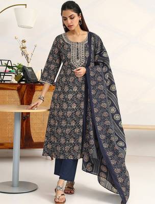 women floral printed regular thread work kurta with trousers & with dupatta 6
