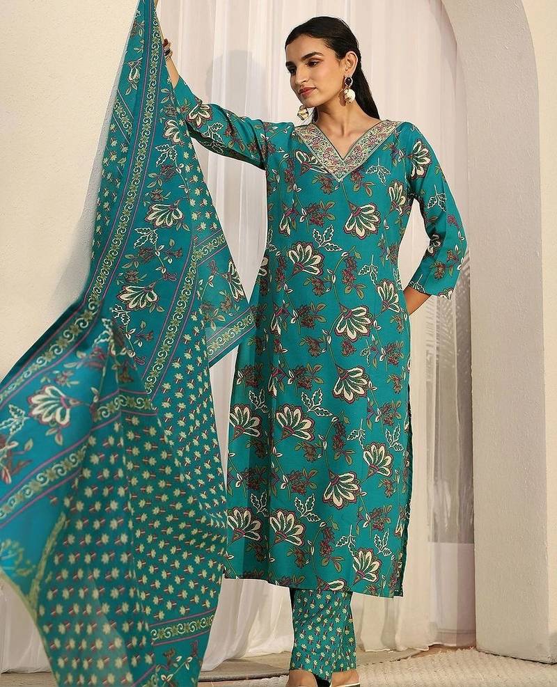 women floral printed regular kurta with trousers & with dupatta