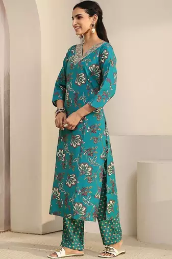 women floral printed regular kurta with trousers & with dupatta