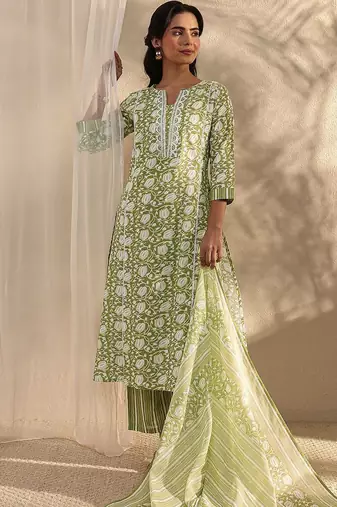 women floral printed regular kurta with trousers & with dupatta