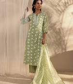 women floral printed regular kurta with trousers & with dupatta
