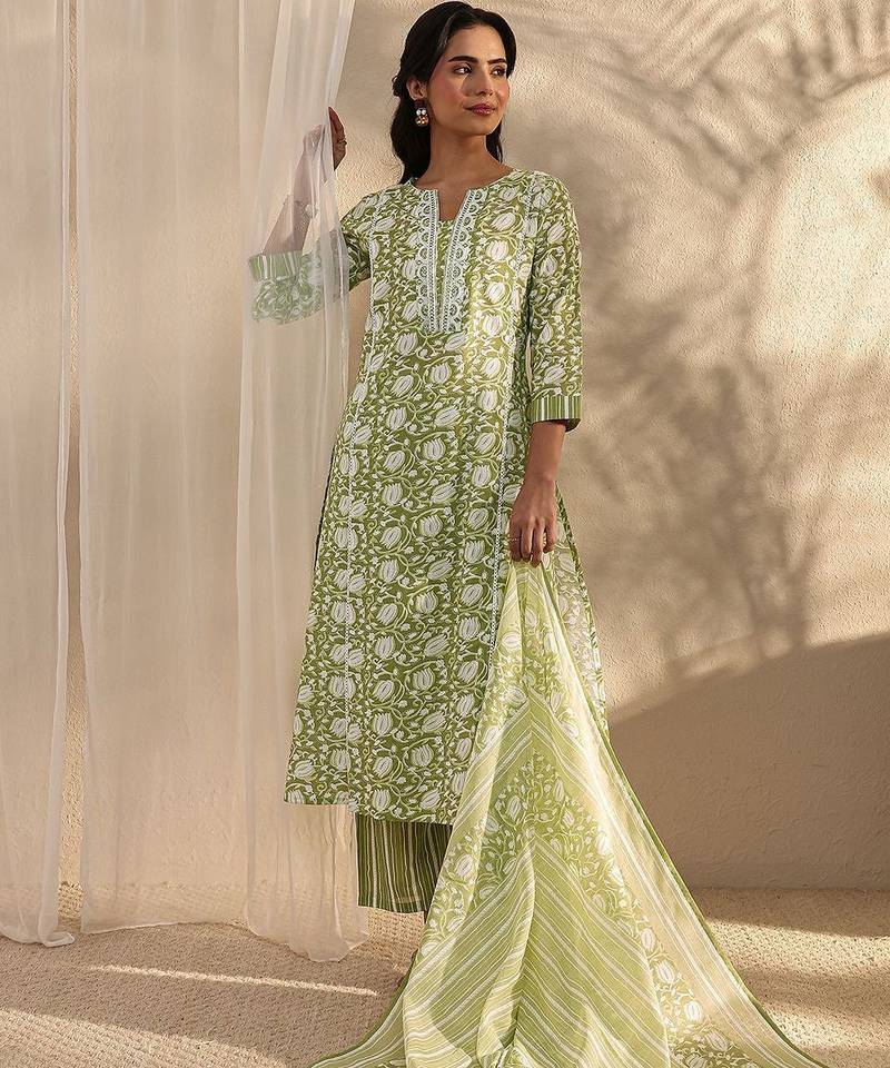 women floral printed regular kurta with trousers & with dupatta