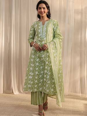 women floral printed regular kurta with trousers & with dupatta 2