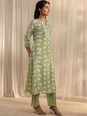 women floral printed regular kurta with trousers & with dupatta 3