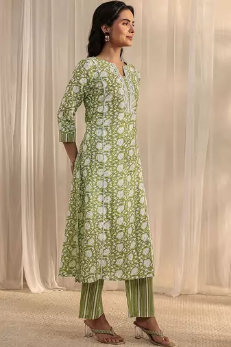 women floral printed regular kurta with trousers & with dupatta