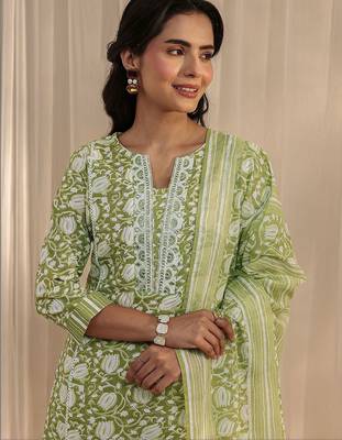 women floral printed regular kurta with trousers & with dupatta 4