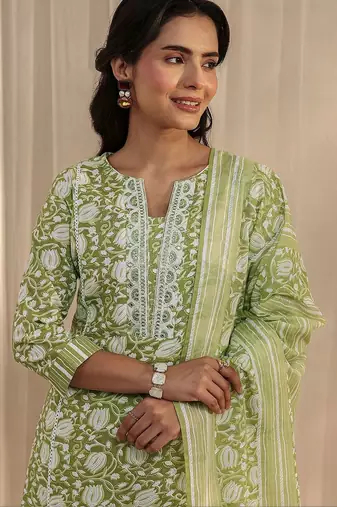 women floral printed regular kurta with trousers & with dupatta