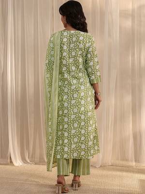 women floral printed regular kurta with trousers & with dupatta 6
