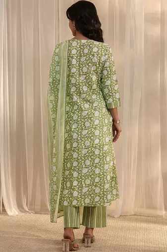 women floral printed regular kurta with trousers & with dupatta