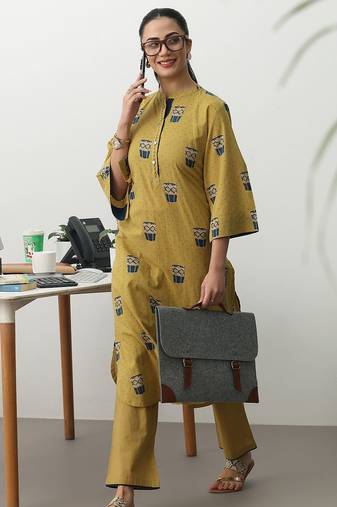 women ethnic motifs printed regular cotton blend kurta with trousers