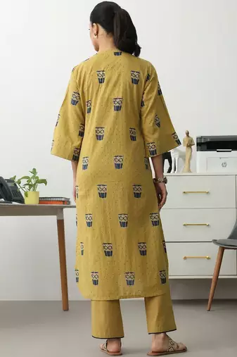 women ethnic motifs printed regular cotton blend kurta with trousers