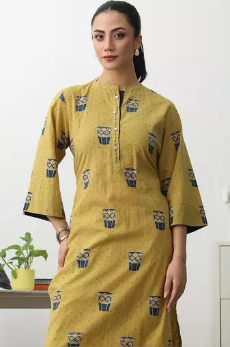 women ethnic motifs printed regular cotton blend kurta with trousers