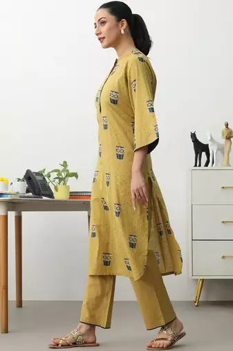 women ethnic motifs printed regular cotton blend kurta with trousers