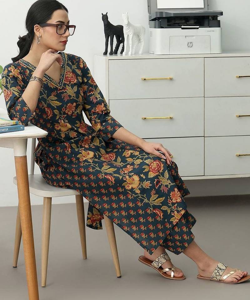 women floral printed regular cotton blend kurta with trousers