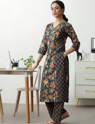 women floral printed regular cotton blend kurta with trousers 3