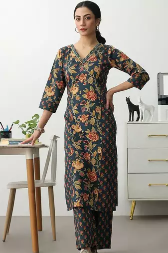 women floral printed regular cotton blend kurta with trousers