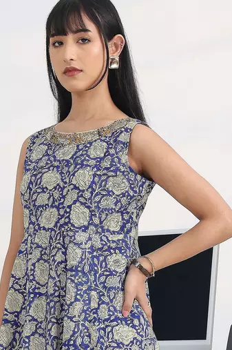 women floral printed regular thread work kurta with trousers & with dupatta