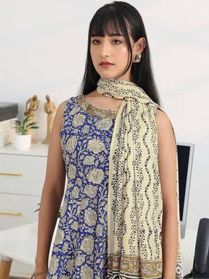 women floral printed regular thread work kurta with trousers & with dupatta 3