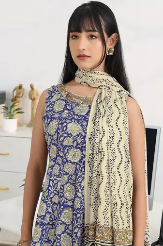 women floral printed regular thread work kurta with trousers & with dupatta