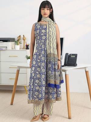 women floral printed regular thread work kurta with trousers & with dupatta 4