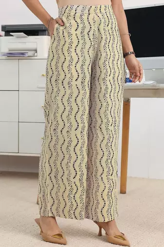 women floral printed regular thread work kurta with trousers & with dupatta