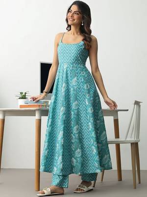 women printed regular cotton blend kurta with trousers & with dupatta 5