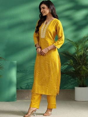 women ethnic motifs printed regular thread work kurta with trousers 3