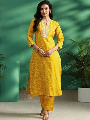 women ethnic motifs printed regular thread work kurta with trousers 4