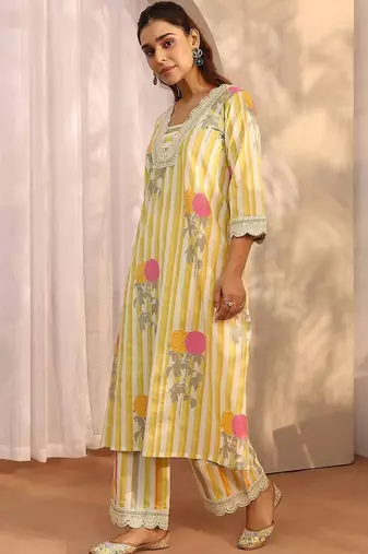 women printed regular kurta with trousers & with dupatta