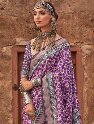 Magenta ethnic women motifs zari silk blend banarasi saree 2