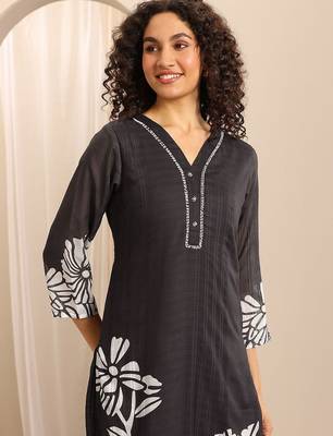 floral printed v-neck thread work straight kurta with trousers & dupatta 4