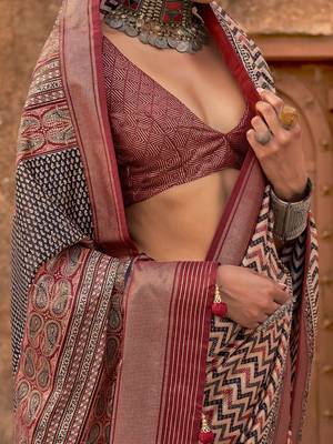 Beige women silk blend banarasi saree with blouse piece 3