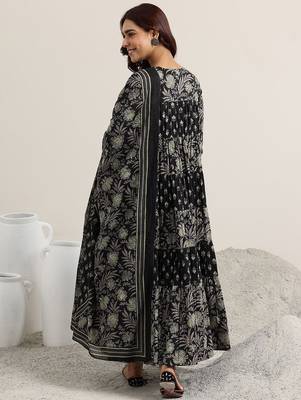 womens black printed cotton anarkali kurta with trousers & dupatta 4