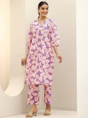 women floral printed regular thread work kurta with trousers 1
