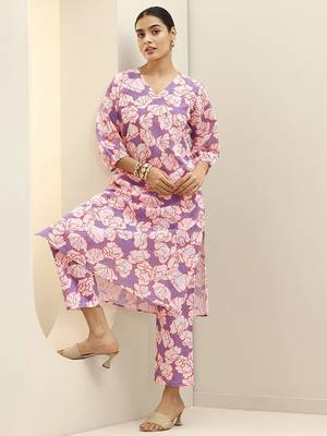 women floral printed regular thread work kurta with trousers 2