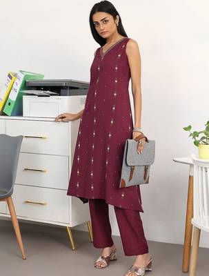 women ethnic motifs printed regular kurta with trousers 1
