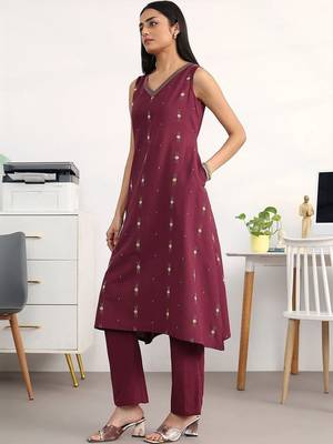 women ethnic motifs printed regular kurta with trousers 2