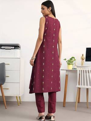 women ethnic motifs printed regular kurta with trousers 3