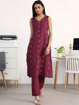 women ethnic motifs printed regular kurta with trousers 5