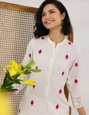 women ethnic motifs embroidered regular kurta with trousers 2