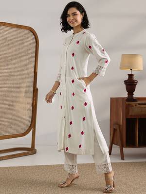 women ethnic motifs embroidered regular kurta with trousers 3