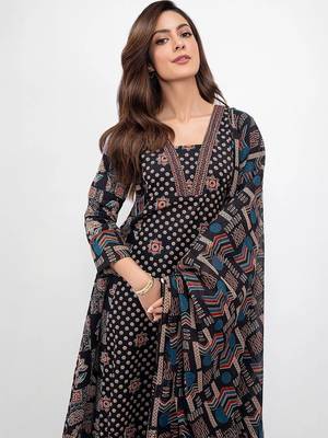 women ethnic motifs printed regular kurta with trousers & with dupatta 4