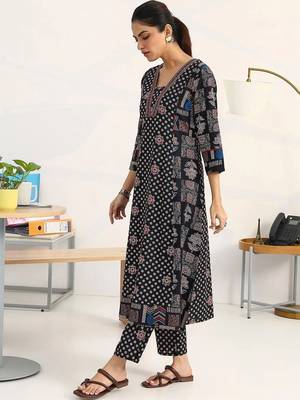 women ethnic motifs printed regular kurta with trousers & with dupatta 5