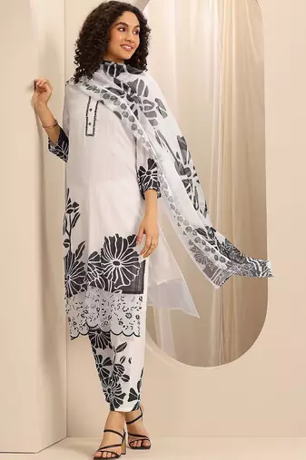 women floral printed regular kurta with trousers & with dupatta