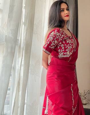 Maroon sequinned embroidered organza saree 4