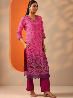 women ethnic motifs printed regular kurta with trousers & with dupatta 2